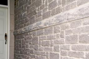 Supersill providing seperation detail in stone wall